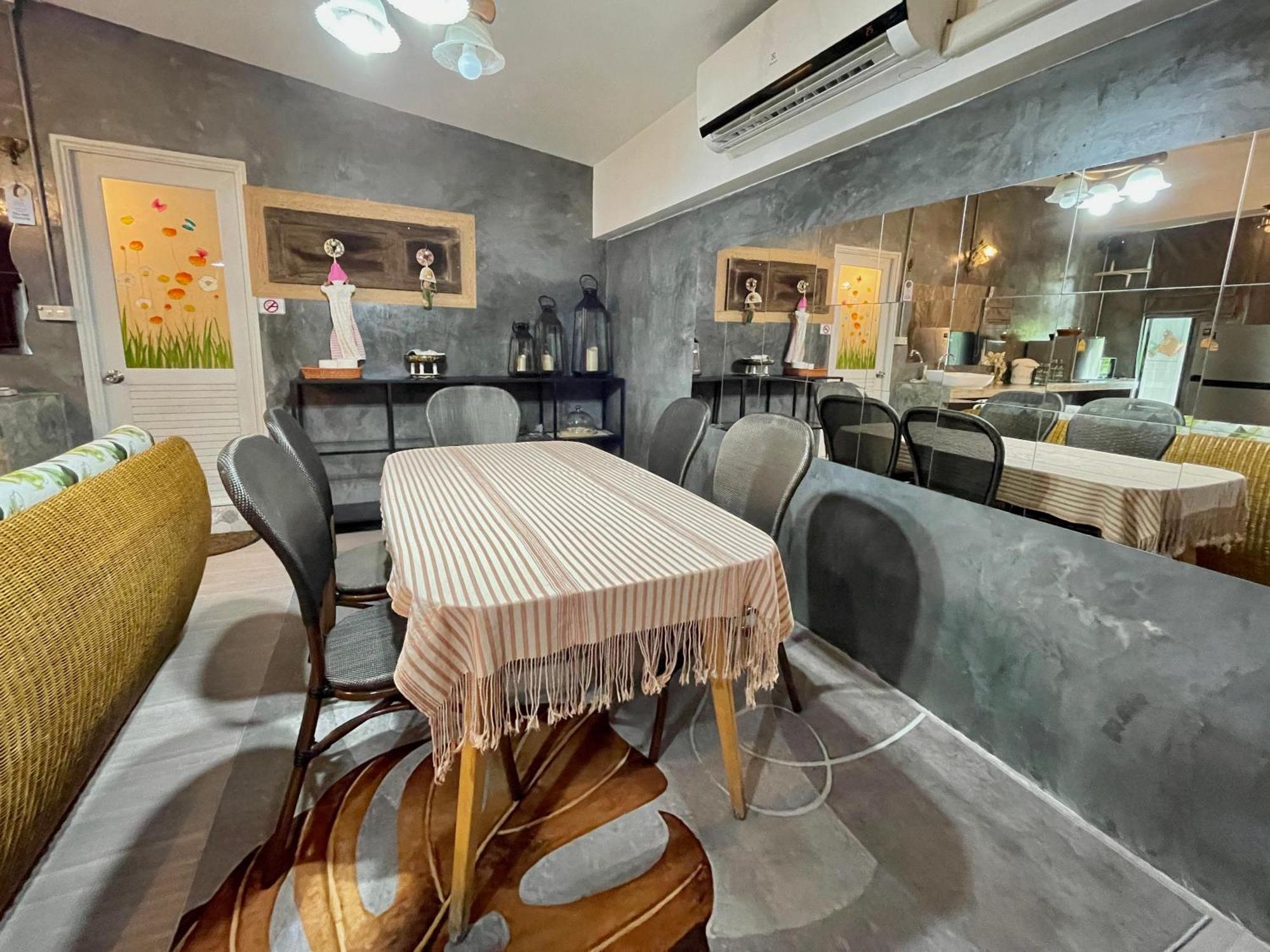 The Quarter Wutthakat Apartment Bangkok Bilik gambar